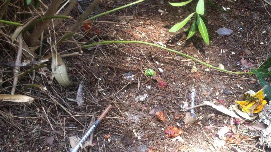 Due siringhe abbandonate a fianco di una panchina tra via Liguria e viale della Repubblica
