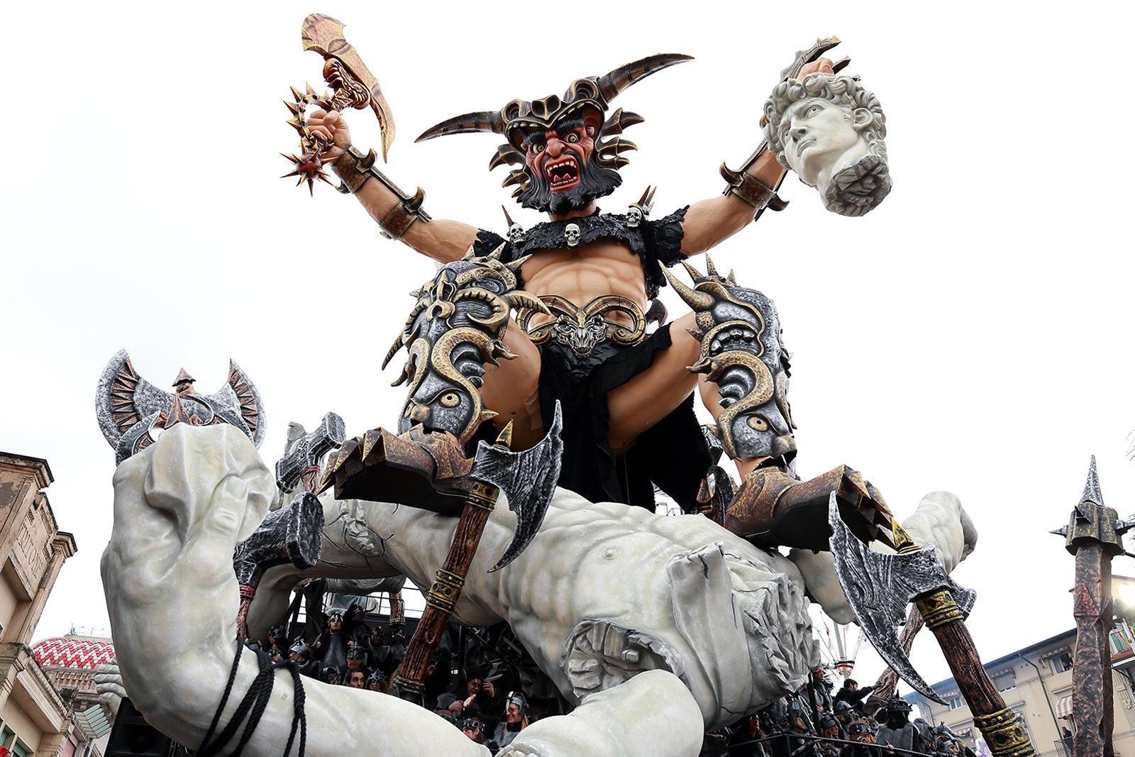 "Barbarians" di Fabrizio Galli,  vincitore del'edizione 2016 del Carnevale di Viareggio