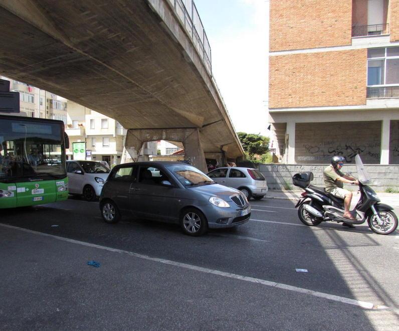 Prendono a pugni una donna in auto dopo la lite. Poi fuggono 