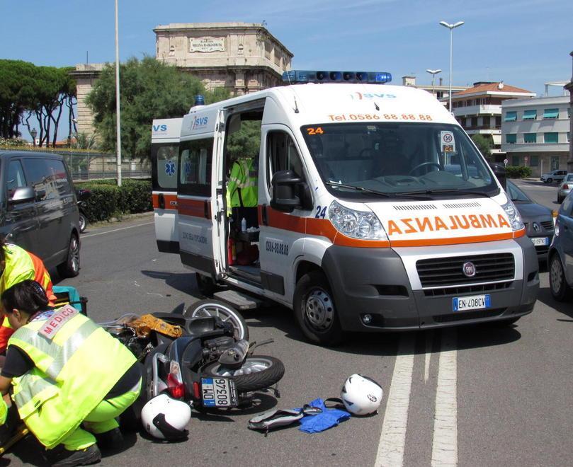 Scooterista contro un'auto sul lungomare: è gravissimo