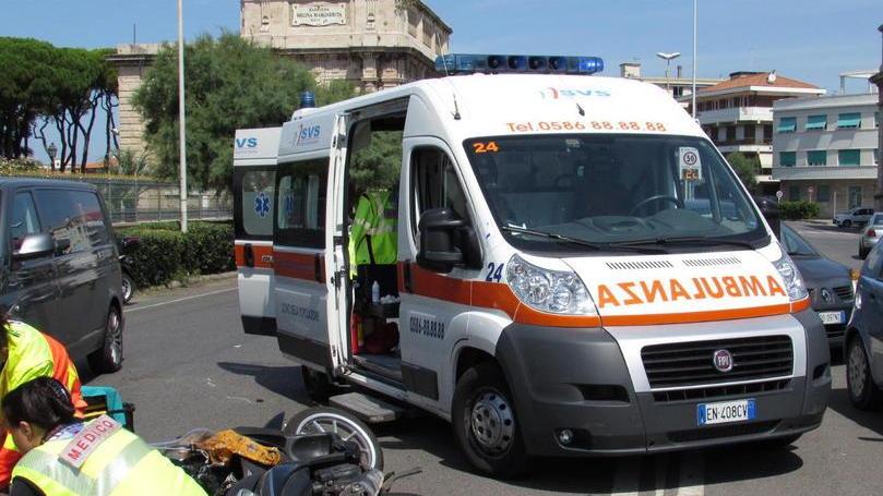 Scooterista contro un'auto sul lungomare: è gravissimo