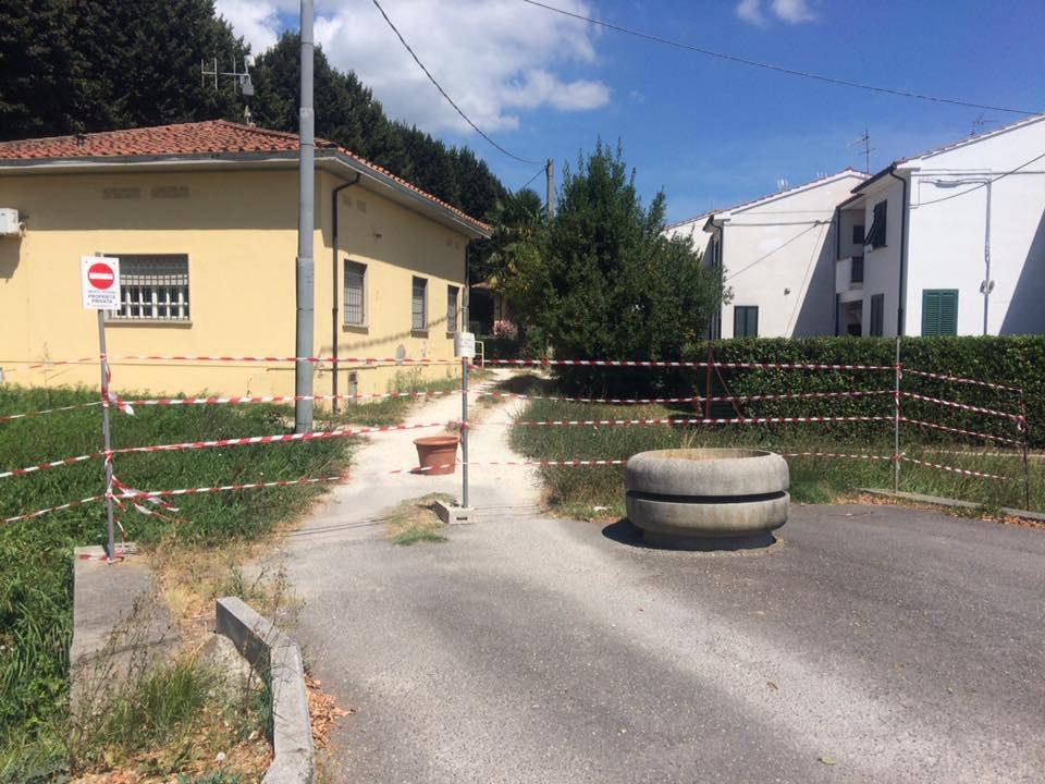 La strada che porta agli uffici della polizia municipale a Vicopisano