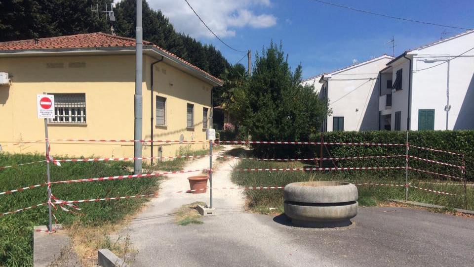 La strada che porta agli uffici della polizia municipale a Vicopisano