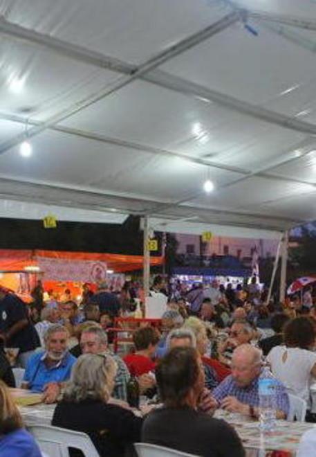 Tavoli prenotati alla sagra solo per amici e parenti 