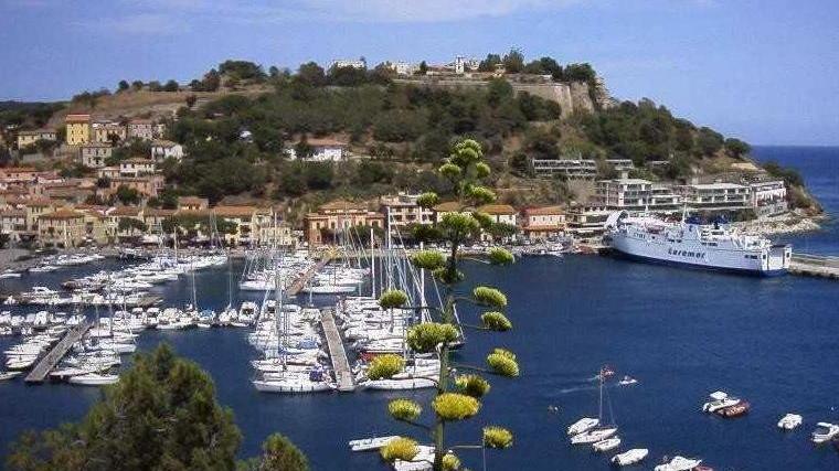 Cade in gommone all'Elba: gravi lesioni per una livornese