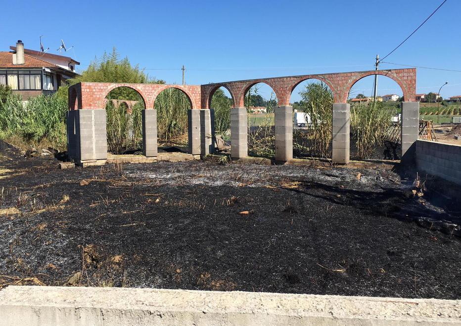 Incendio in un cantiere minaccia le case alle Baccane di Larciano 
