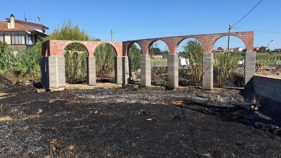 Incendio in un cantiere minaccia le case alle Baccane di Larciano