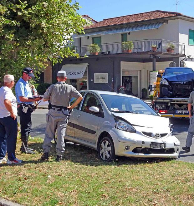 Scontro all’incrocio, in tre all’ospedale 