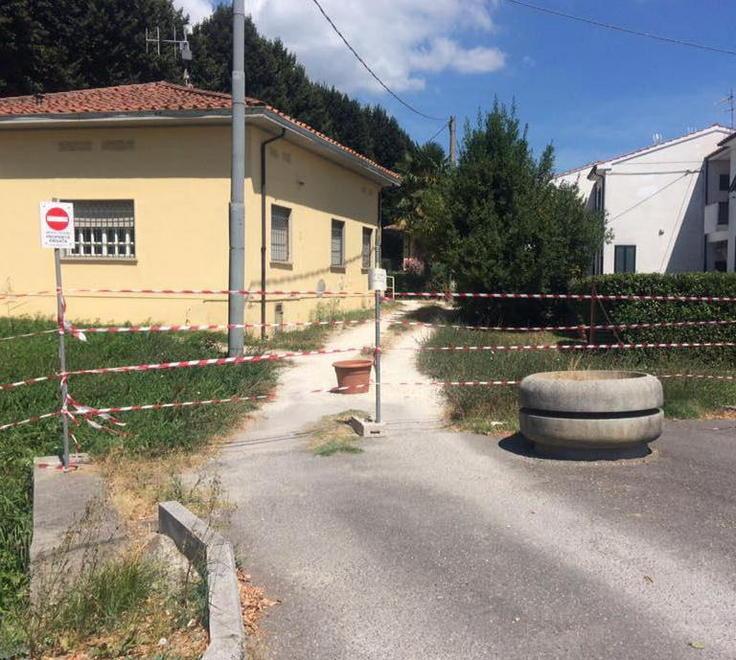 Sbarra la strada che porta agli uffici dei vigili urbani 