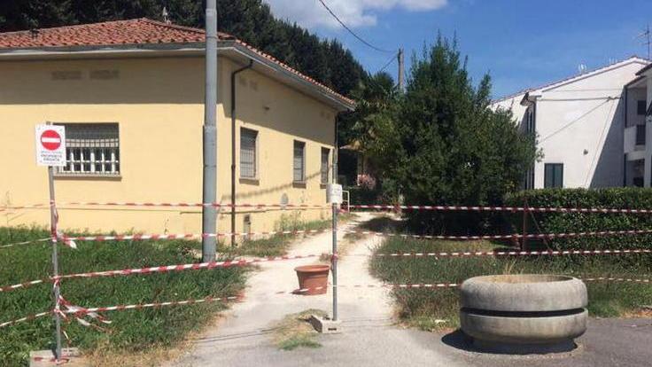 Sbarra la strada che porta agli uffici dei vigili urbani