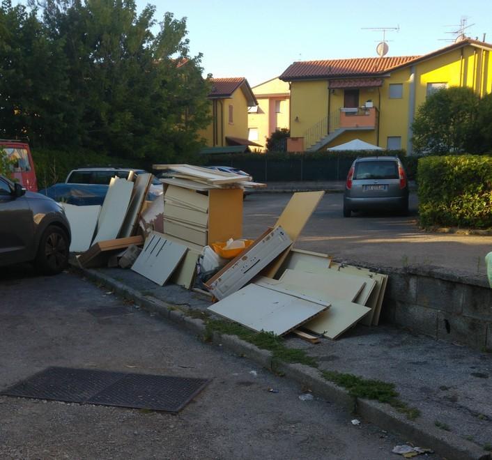 «Cataste di mobili abbandonati, in troppi non rispettano le regole»