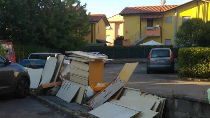 «Cataste di mobili abbandonati, in troppi non rispettano le regole»