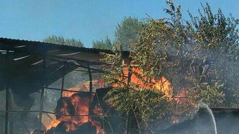 In fiamme un fienile distrutte dal fuoco decine di rotoballe