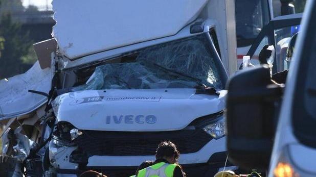Furgone contro tir, muore a 28 anni