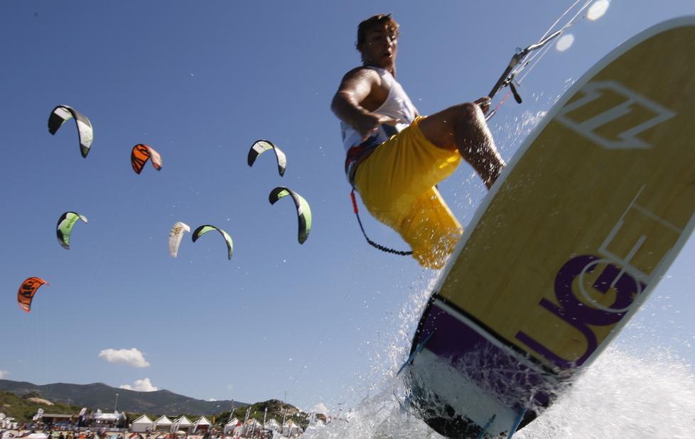 La protesta: kitesurf vietato nel mare di Alghero 