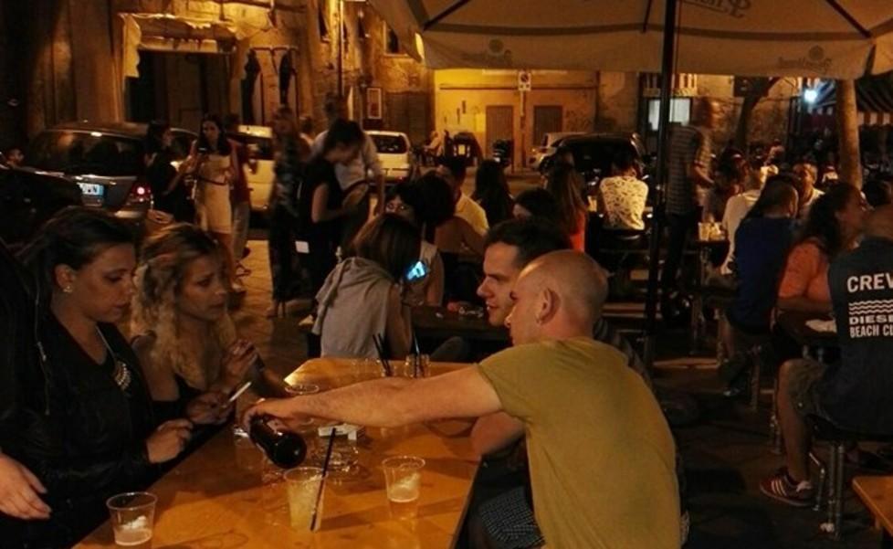 Nel salotto Tola scatta la guerra dei tavolini 
