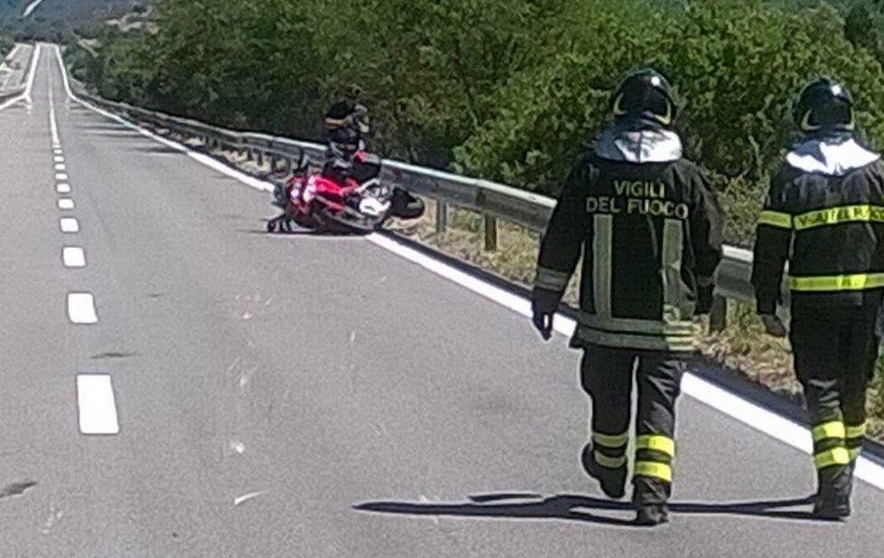Schianto sul guardrail: muore motociclista 