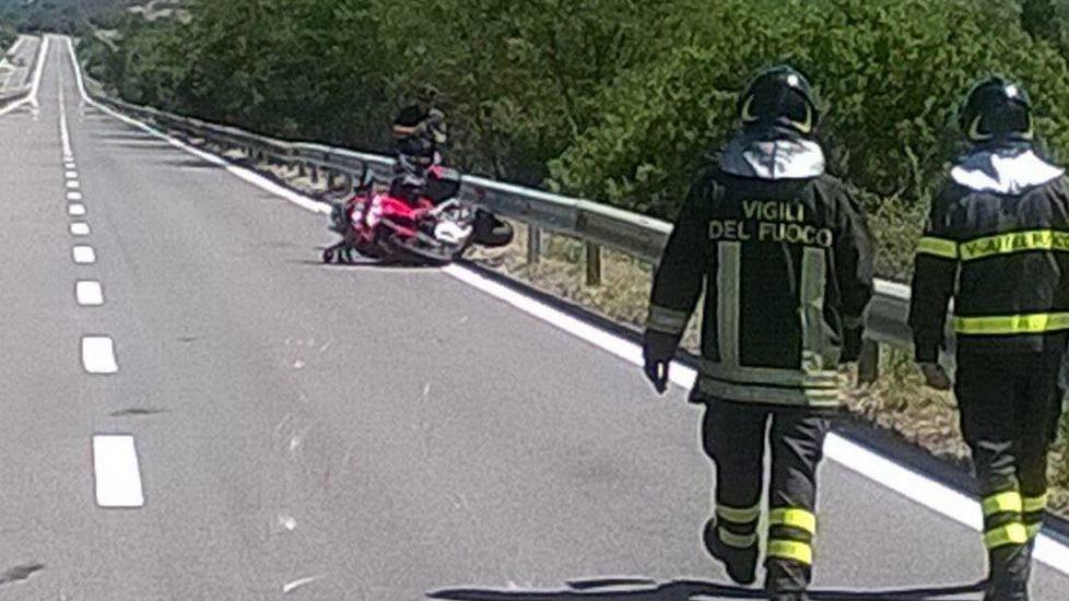 Schianto sul guardrail: muore motociclista