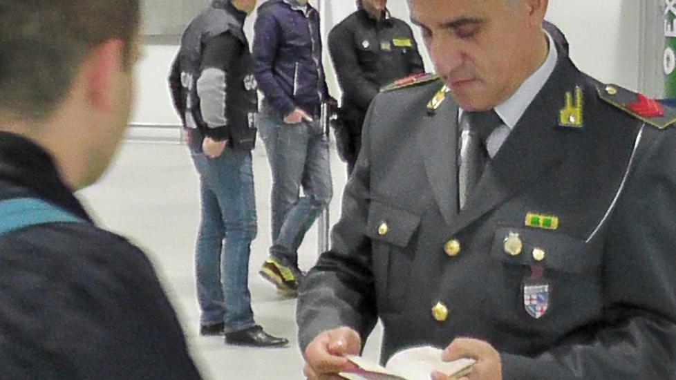 Scoperti in aeroporto con 340mila euro