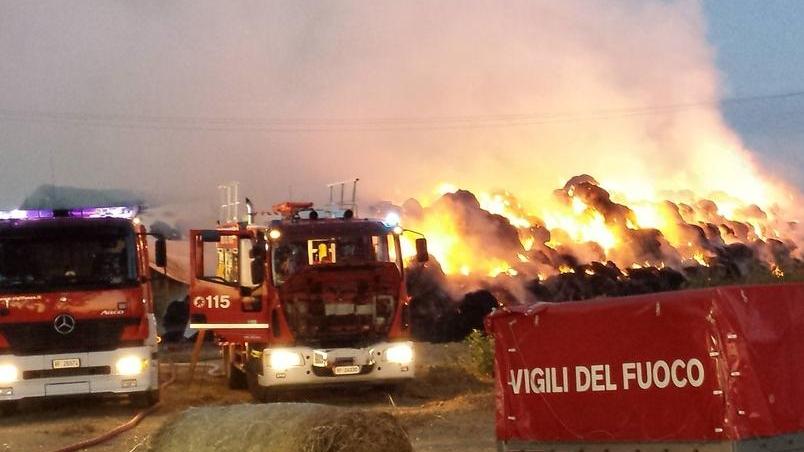 Incendio domato, ora si indaga
