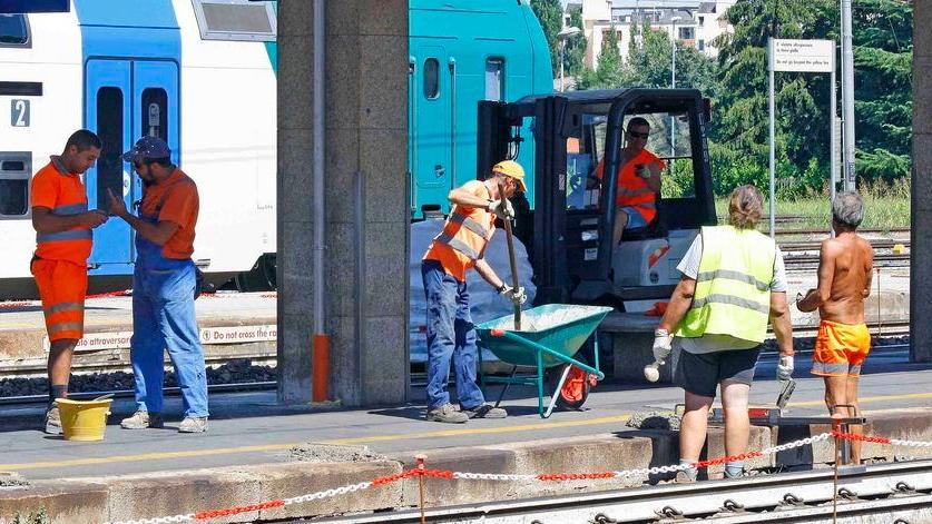 Stazione, lavori ai binari 3 e 4 Bus sostitutivi dei treni