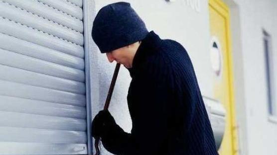Tentato furto in casa, il proprietario fa fuggire i ladri