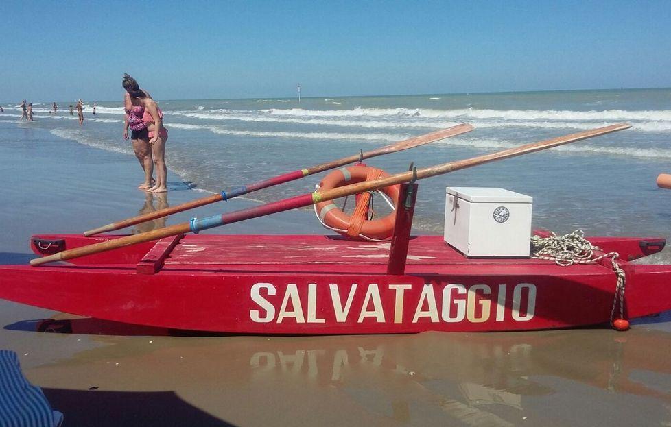 Ex pugile rischia di morire per salvare due ragazzi in mare a Rimini