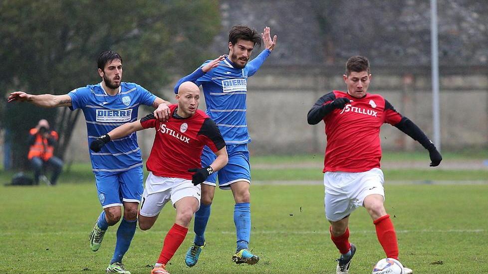 Capitan Vettori con la palla al piede insieme a Santini, ora a Pontedera (Nucci)