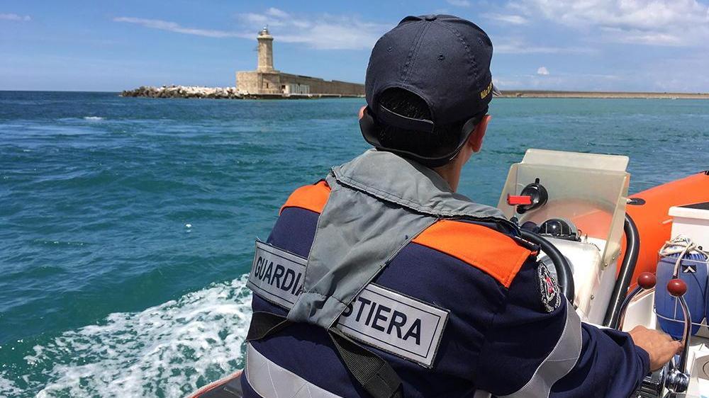 Giovani turisti soccorsi in mare sul gommone che affondava