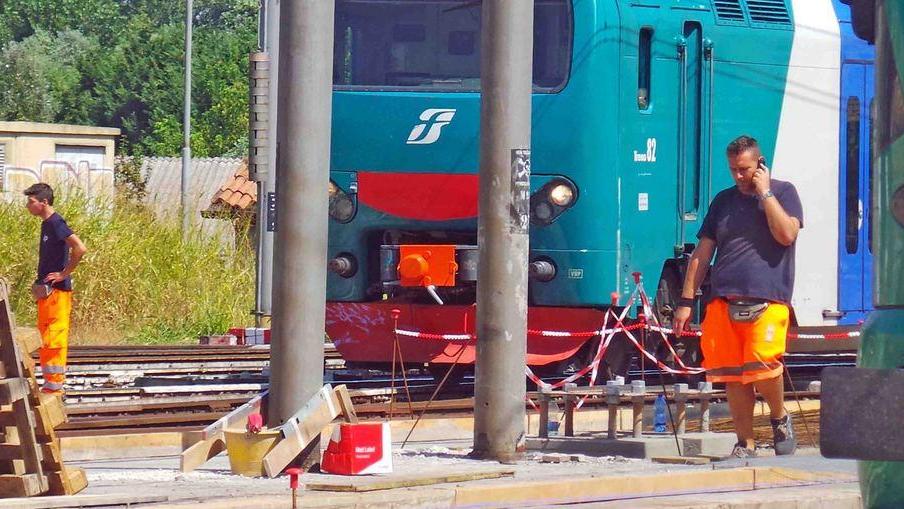 Ferrara, treno in manovra giù dai binari