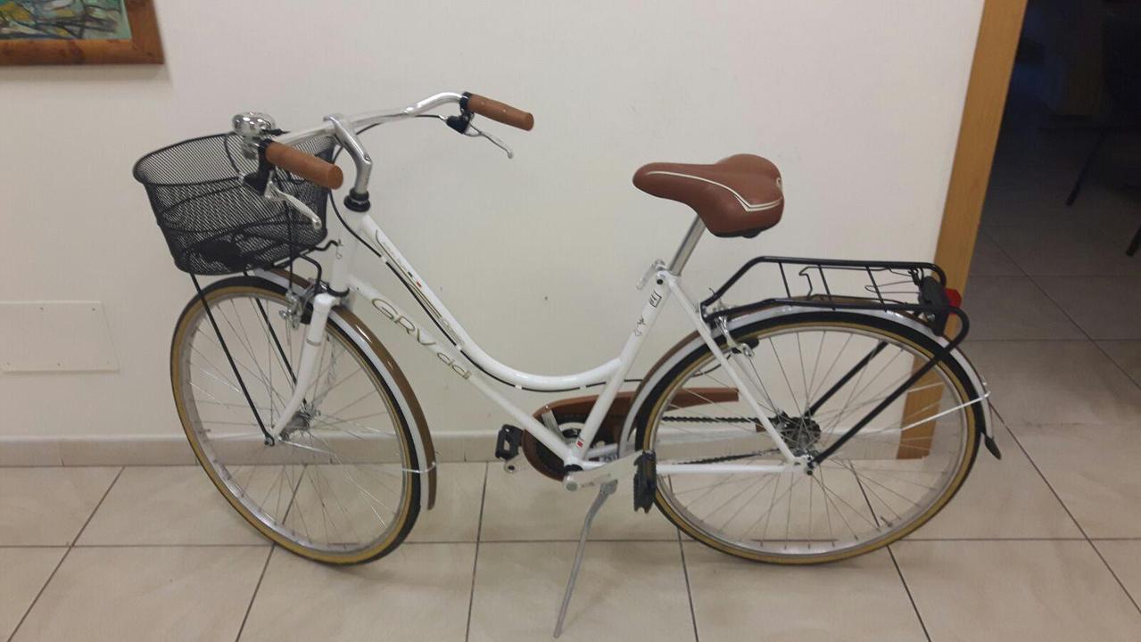 La bicicletta ritrovata dalla polizia municipale: si cerca la proprietaria