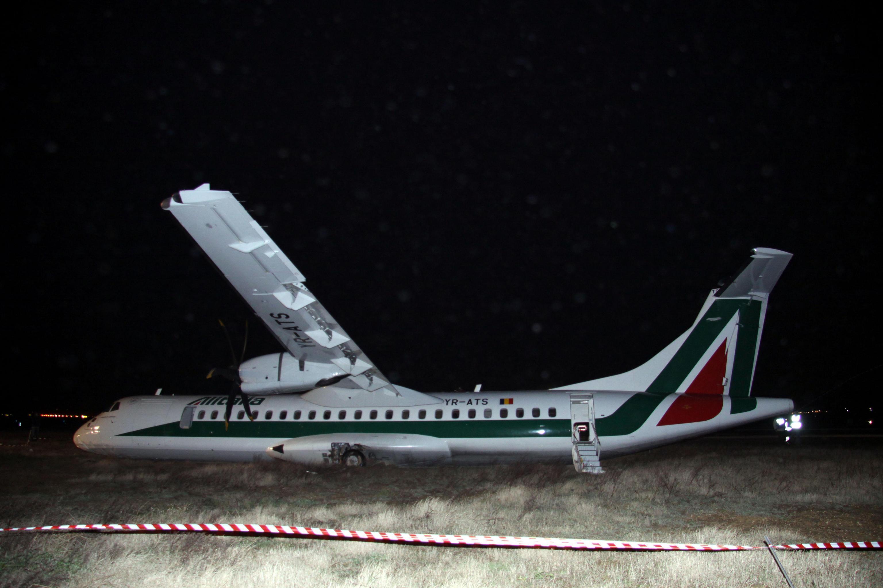 L'Atr 72 fuori pista a Fiumicino dopo il decollo da Pisa