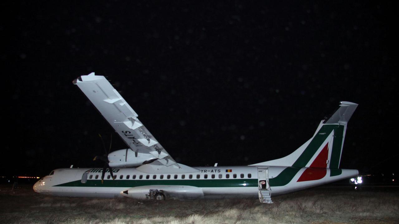 L'Atr 72 fuori pista a Fiumicino dopo il decollo da Pisa
