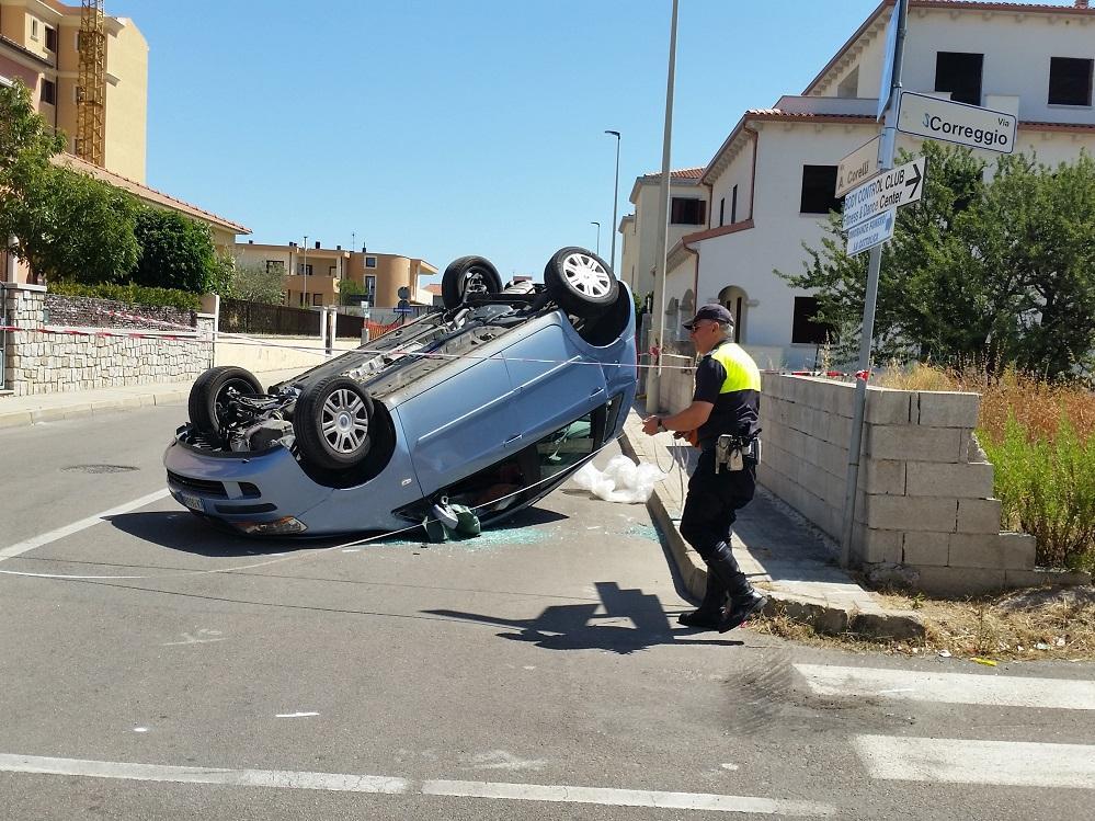 L'auto cappottata dopo il violento impatto con un'altra vettura