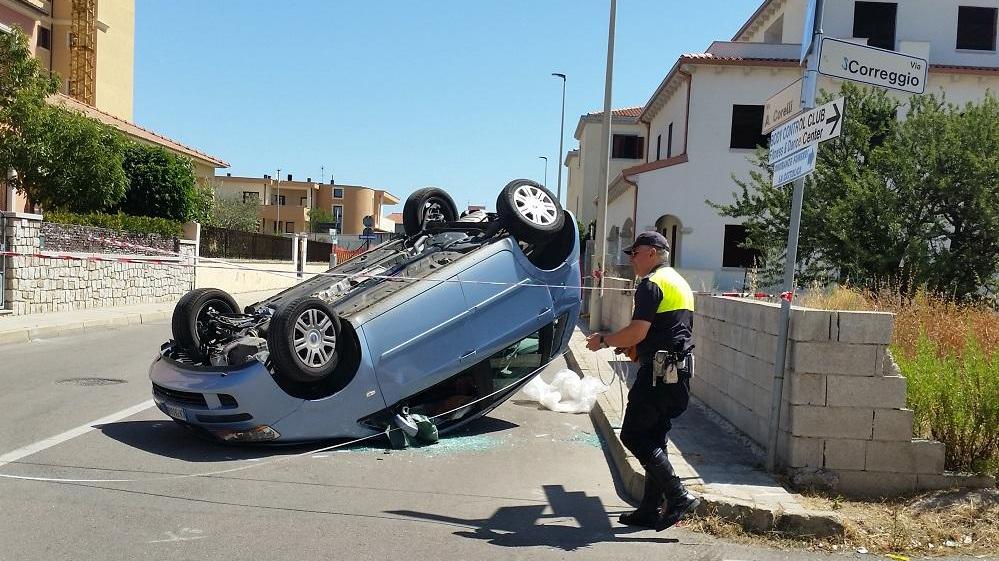 L'auto cappottata dopo il violento impatto con un'altra vettura