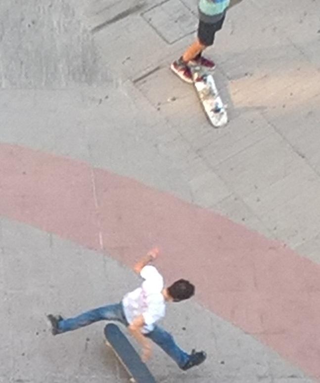 I giovani in skate immortalati dalla municipale