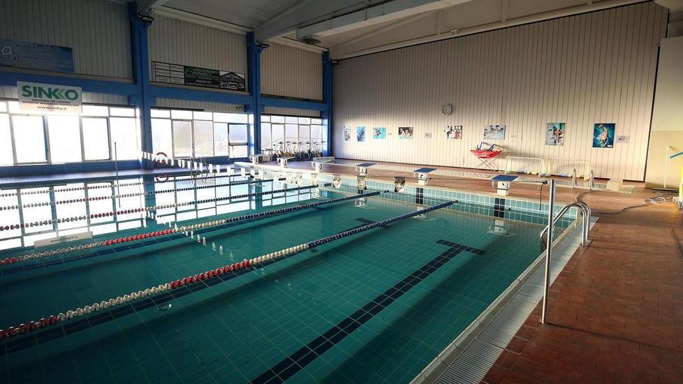 L’interno della piscina Marchi di Pescia, di proprietà della Provincia