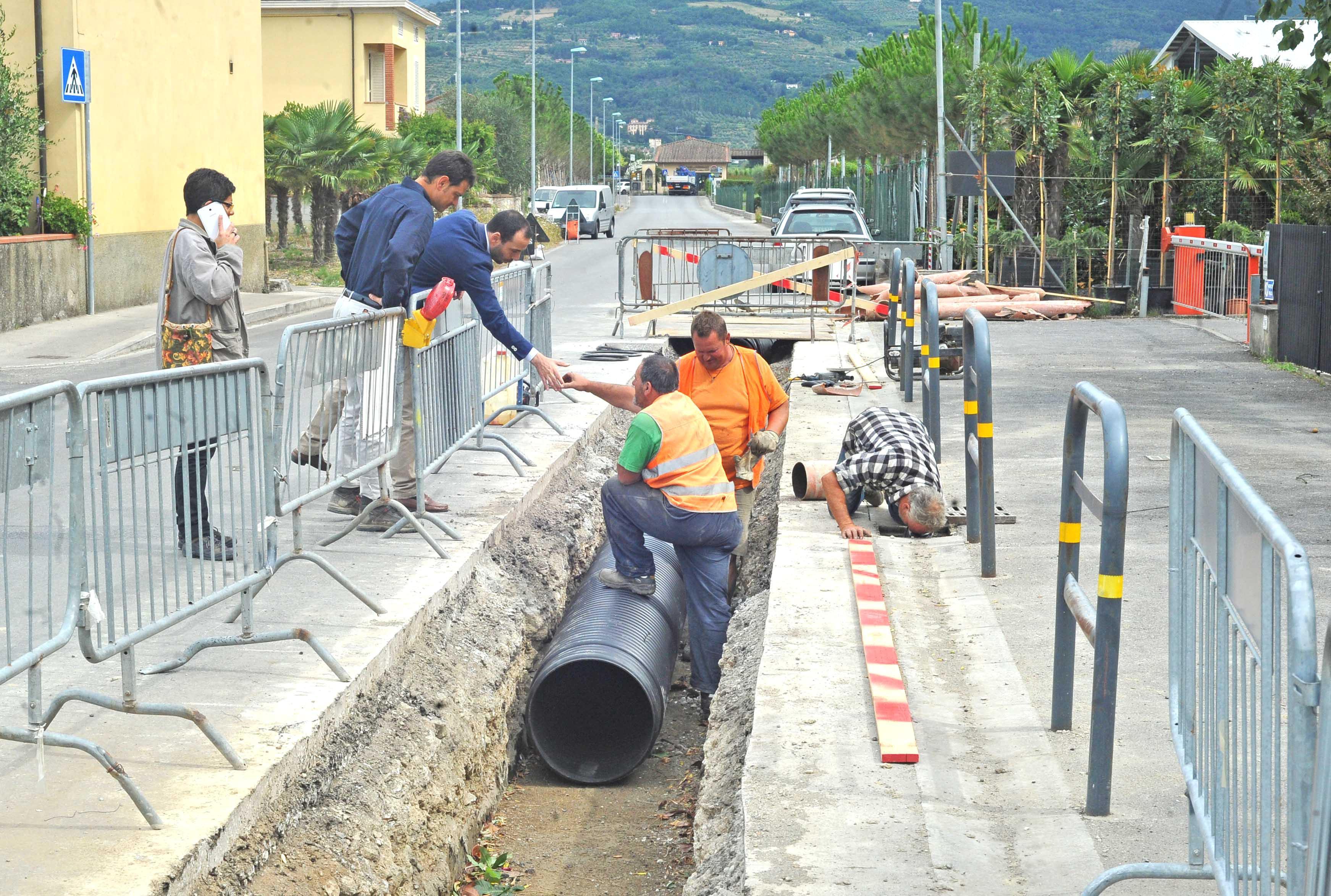 Lavori a una tubatura (foto d'archivio)