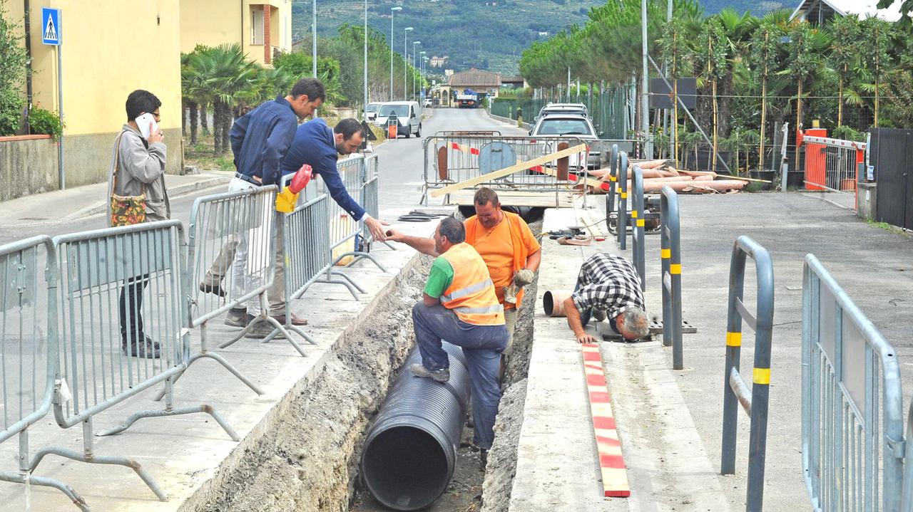 Lavori a una tubatura (foto d'archivio)