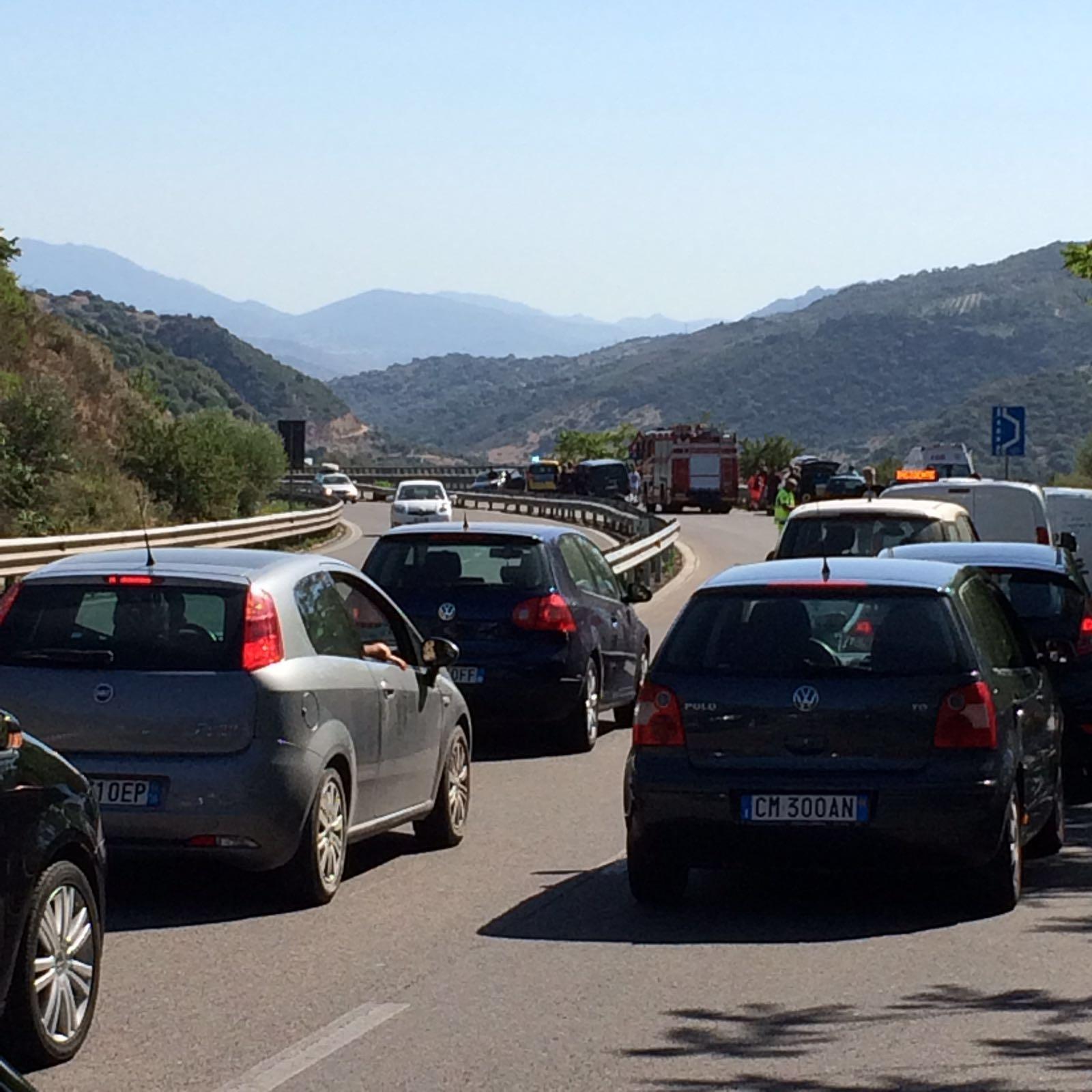 Nuoro, scontro tra un furgone e una utilitaria sulla 131 dcn