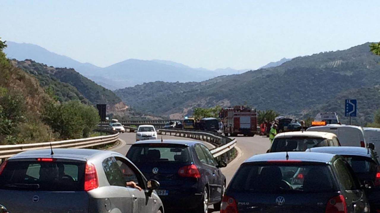 Nuoro, scontro tra un furgone e una utilitaria sulla 131 dcn