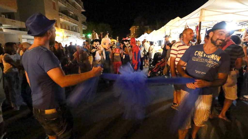 Una immagine della notte blu a Marina di Carrara