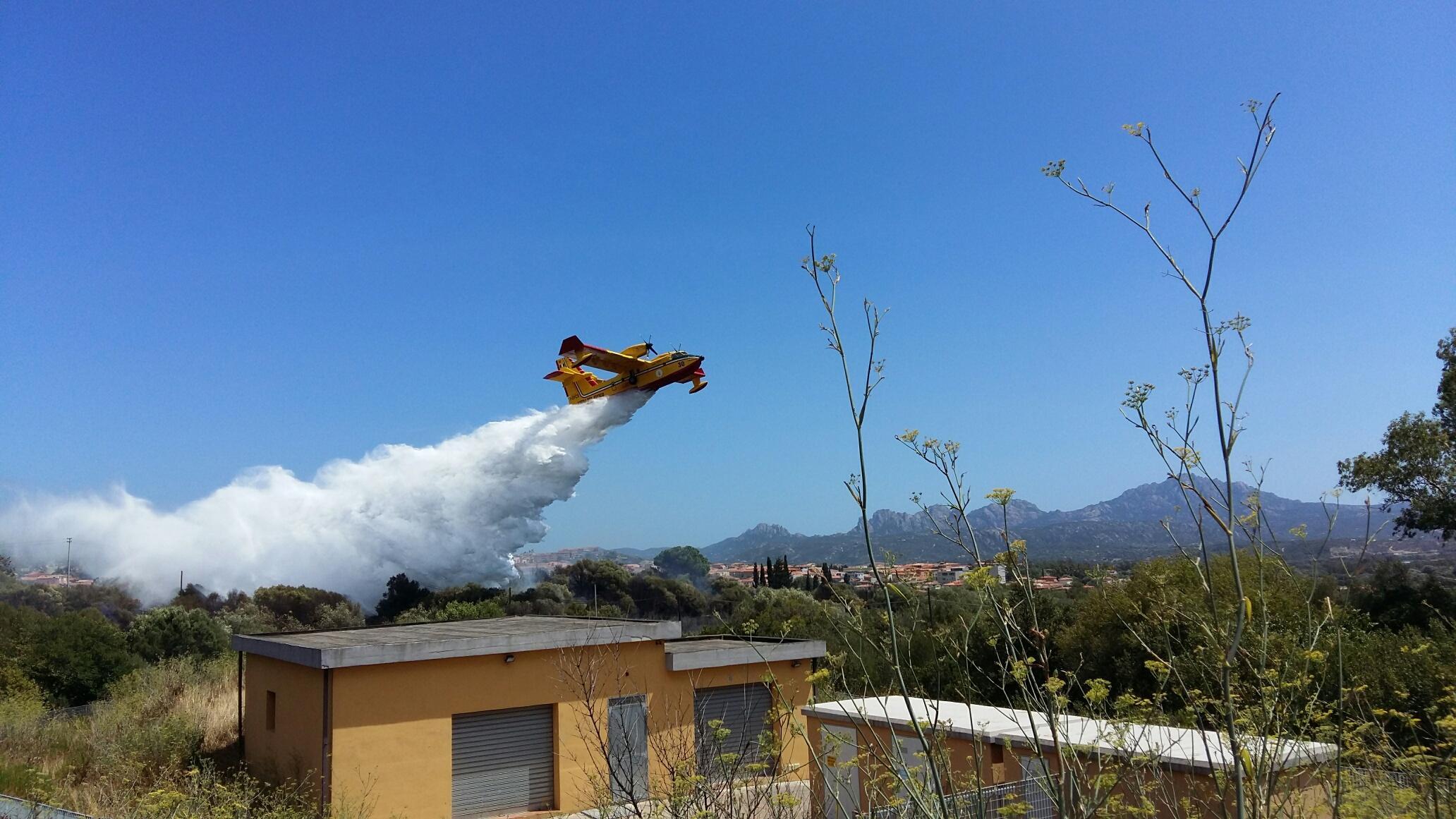 Rogo alle porte di Arzachena, intervengono due Canadair