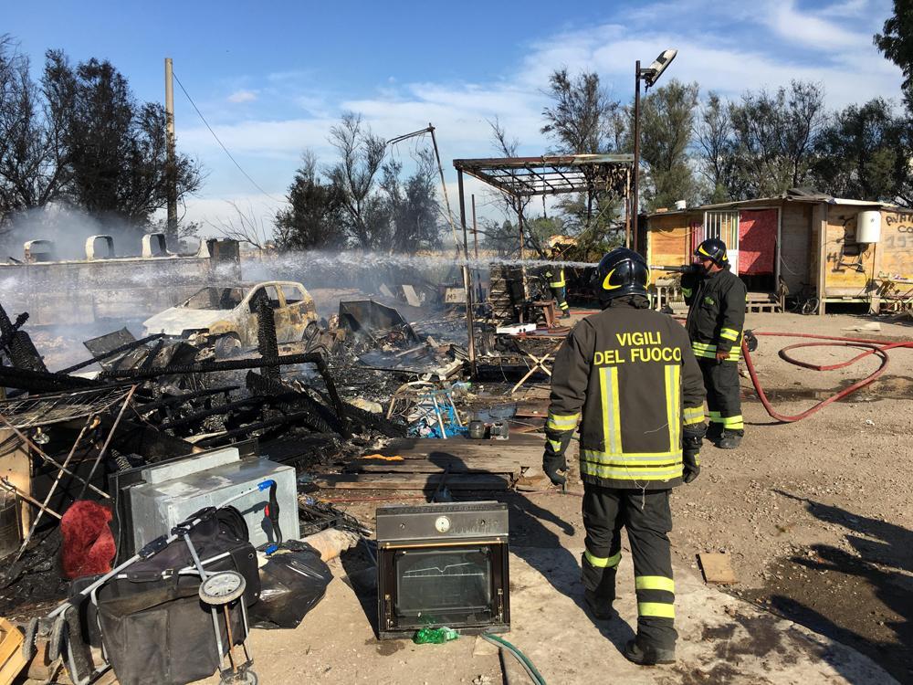 Paura per un incendio nel campo nomadi 
