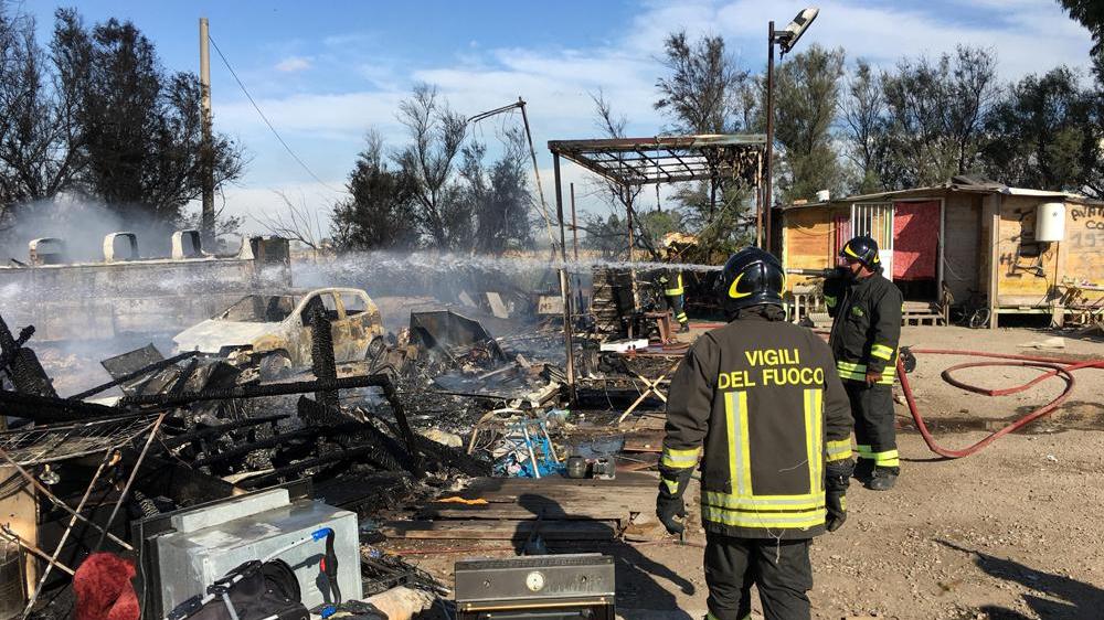 Paura per un incendio nel campo nomadi