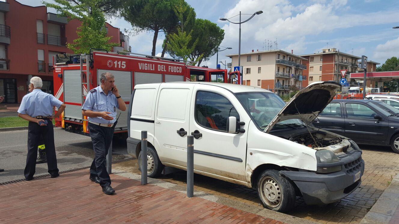 L'intervento di polizia municipale e vigili del fuoco
