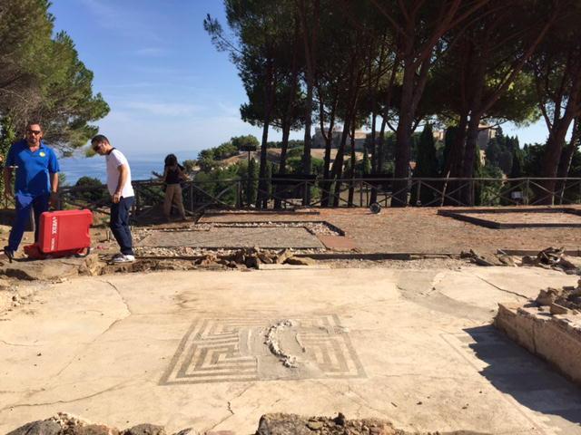 Operazioni di controllo alla stabilità del mosaico all'Acropoli di Populonia