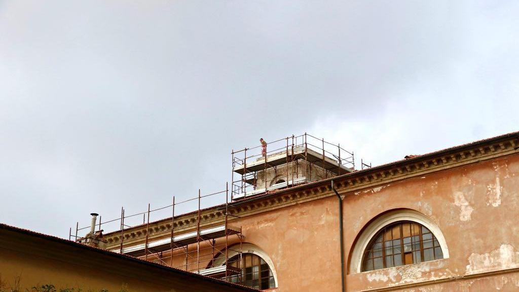 Cammina sui tetti e minaccia di buttarsi: dopo 4 ore desiste