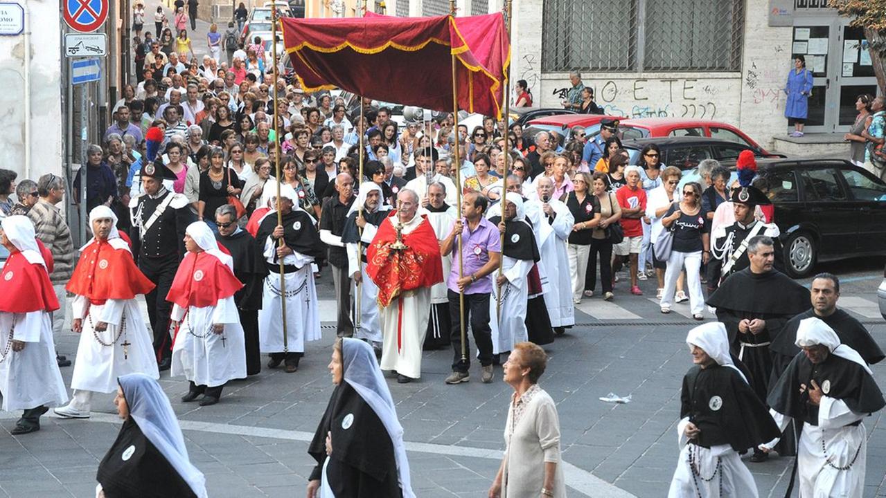 Processione per la festa di Santa Croce