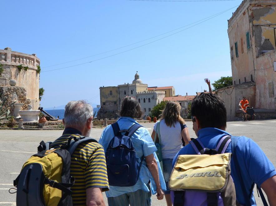 Otto euro per sbarcare, proteste sulla nave 
